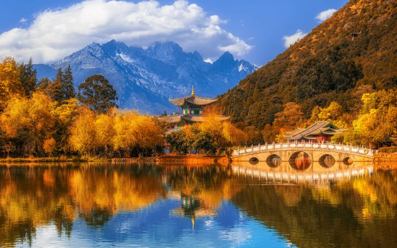 vista del lago de Yunnan de fondo montañas en el día con cielo despejado