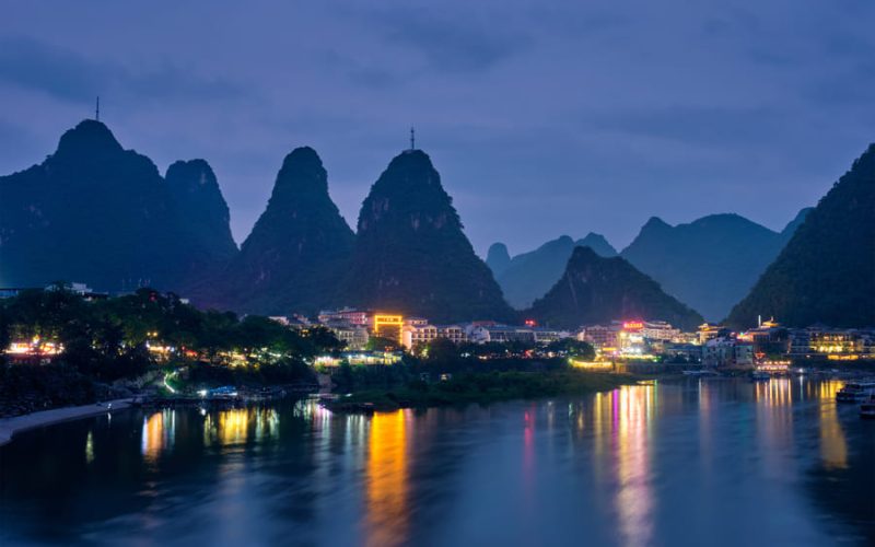 vista noscturna de Yangshuo desd el lago