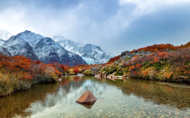 vista de montañas de Yunnan desde rio