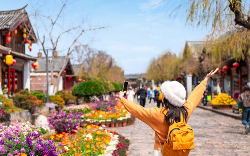 tuista alegre caminando por yunnan